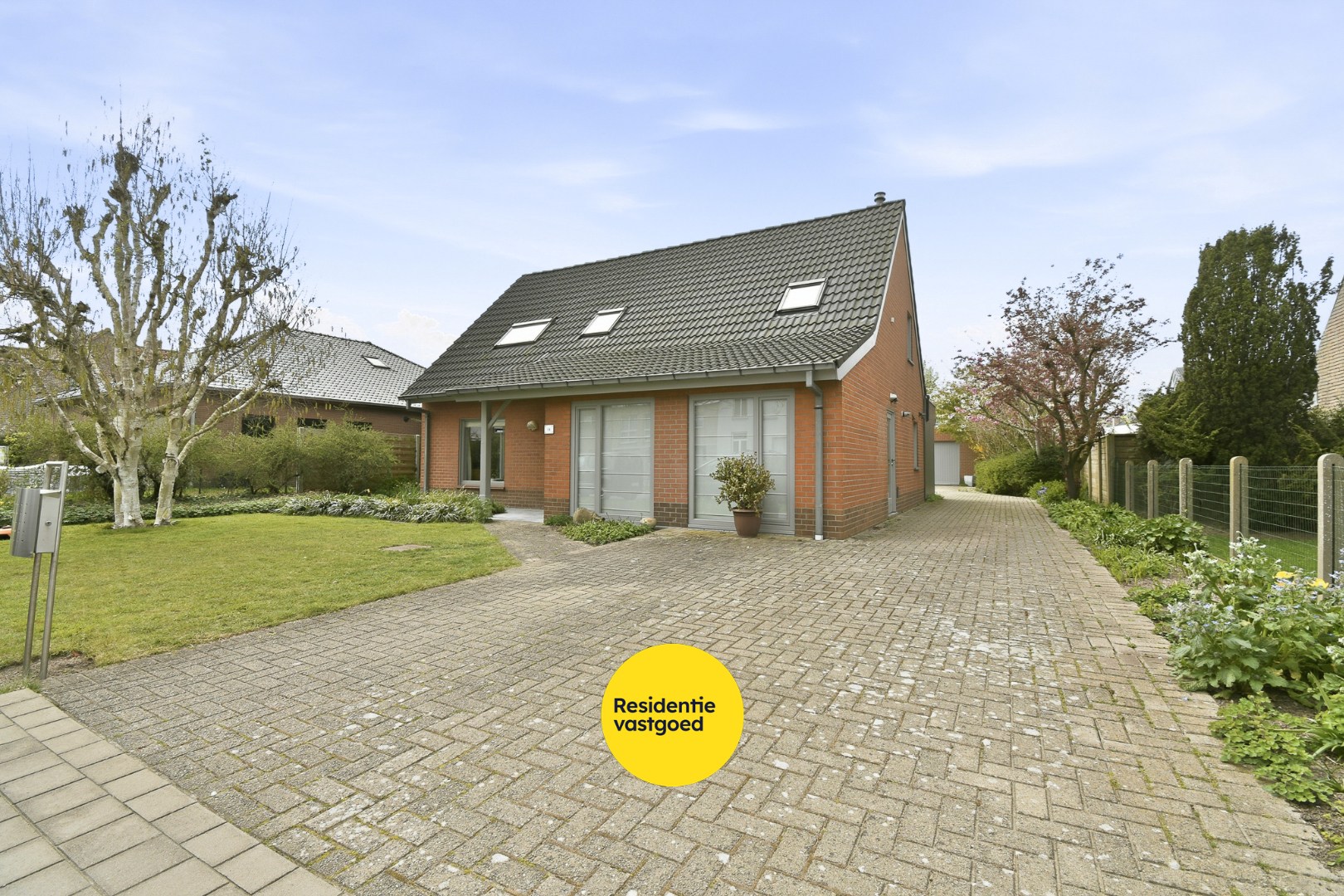 Instapklare woning met 4 slaapkamers, garage en carport 