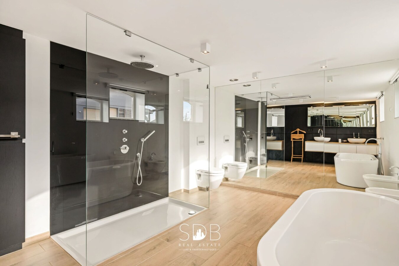 Prachtige villa in hoevestijl met bijgebouwen en graslanden op 89.070m² 