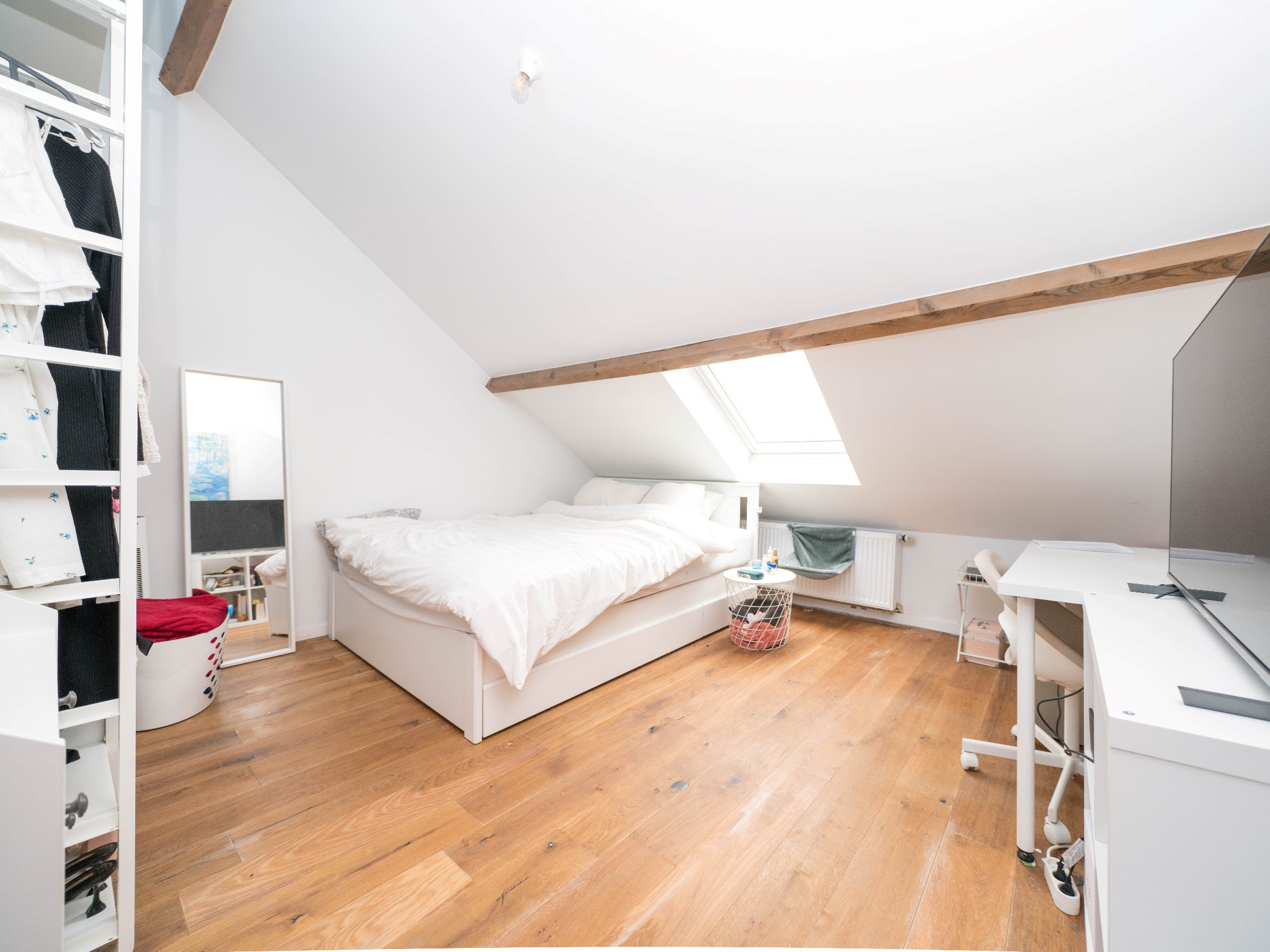 Zeer grote, instapklare woning met 6 kamers en 2 badkamers 