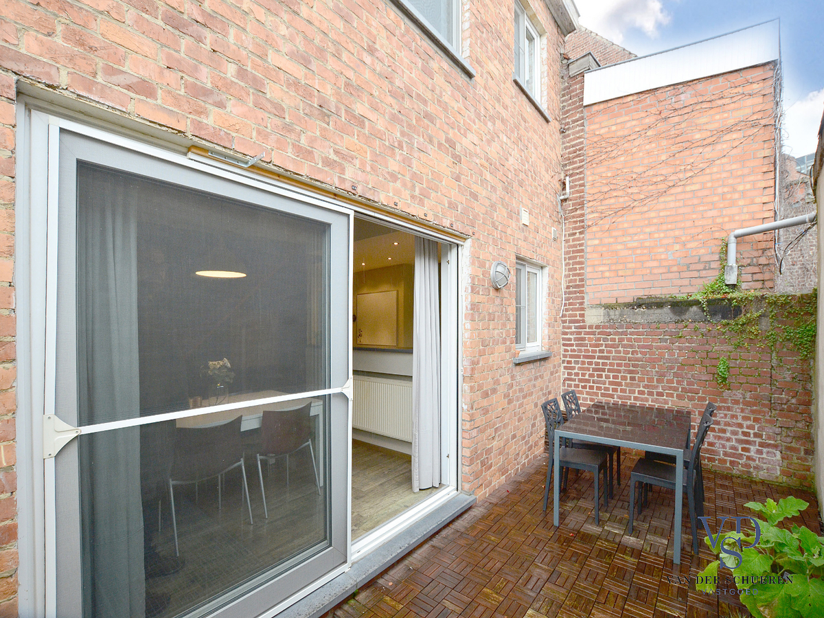 Ruime, degelijke bel-étage nabij Sint-Pieters-station. TOPPER !! 