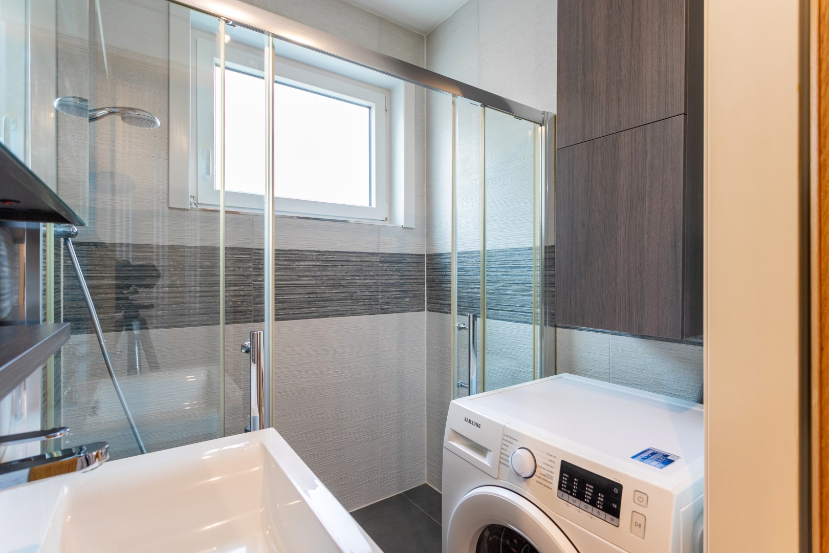 Gerenoveerd appartement met 2 slaapkamers, 2 terrassen en 2 garageboxen 