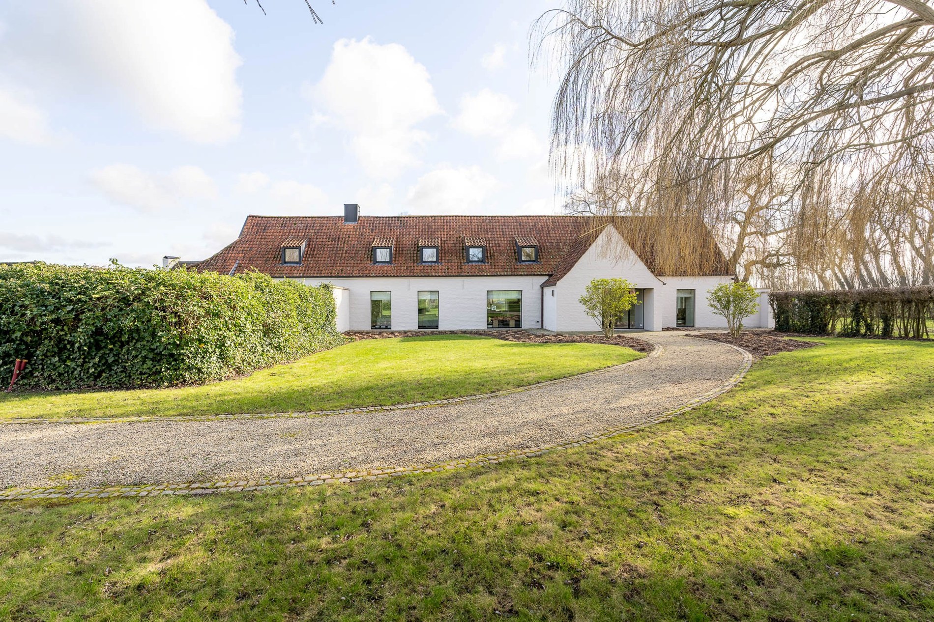 OPENDEURDAG Zaterdag 02/05 - 10u30 - 12u30 (Pereboomstraat 1 te Damme) : Uitzonderlijk gerenoveerde Hoeve met bijhuis op een domein van 1,5 hectare 