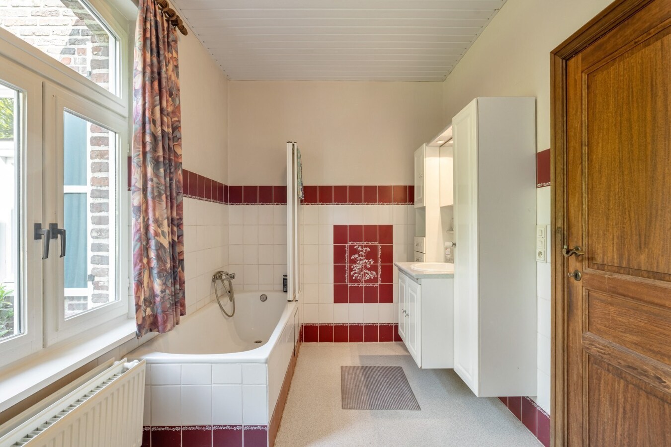 Ruim, karaktervol landhuis met parkachtige tuin op perceel van 16a29ca. 