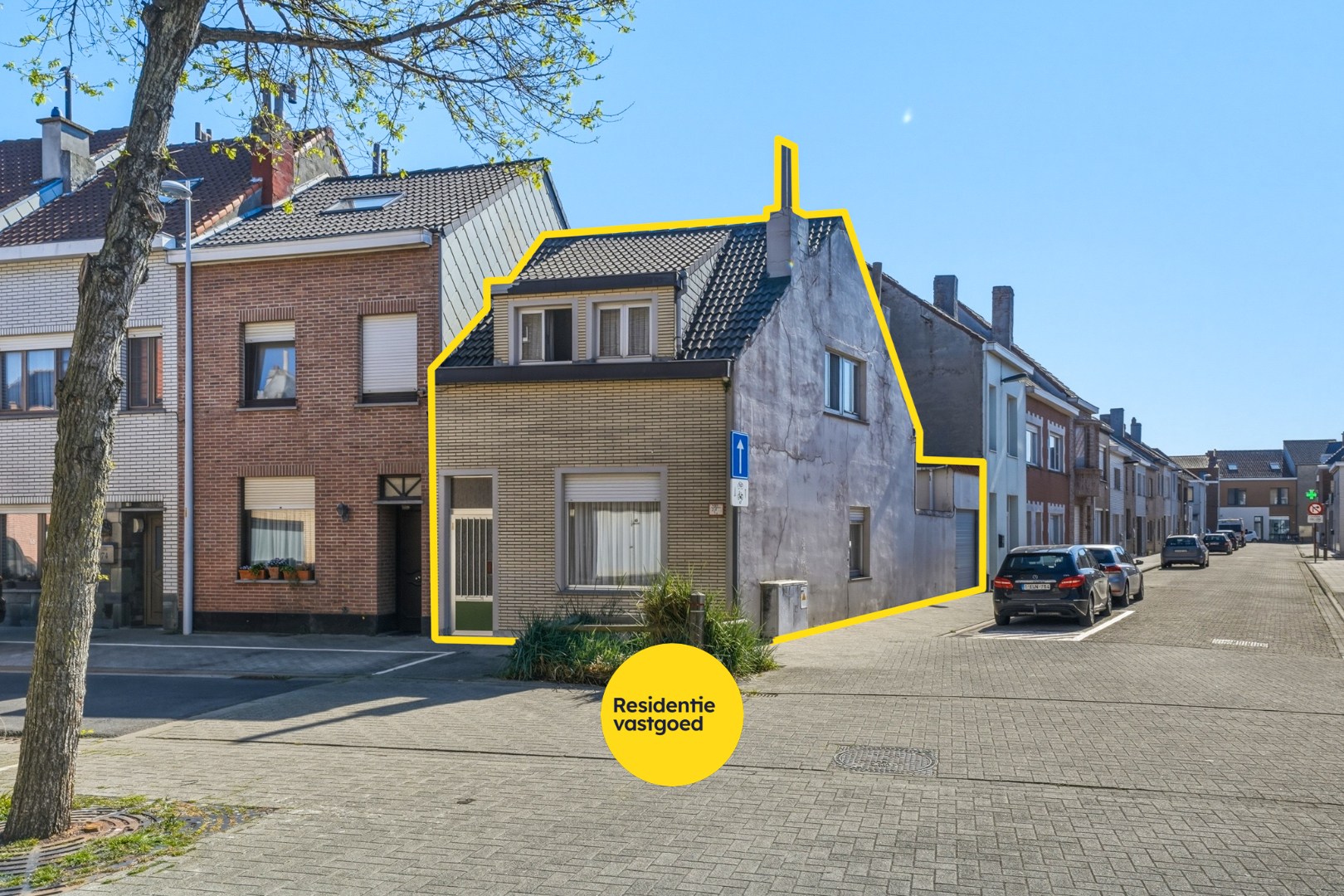 Op te frissen hoekwoning met garage in Bredene 