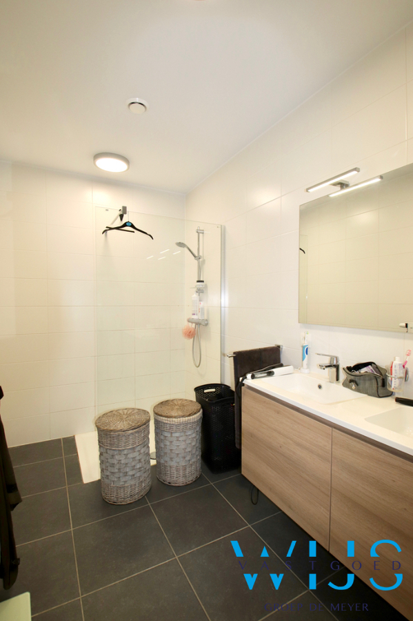 Gelijkvloers éénslaapkamer appartement met garage &amp; terras in het landelijke Oosteeklo ! 