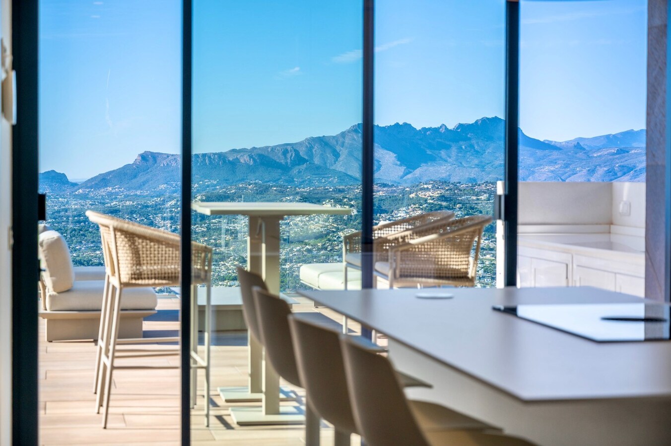 Een uitzonderlijke villa waar luxe, licht en panoramische waterzichten samenkomen. 