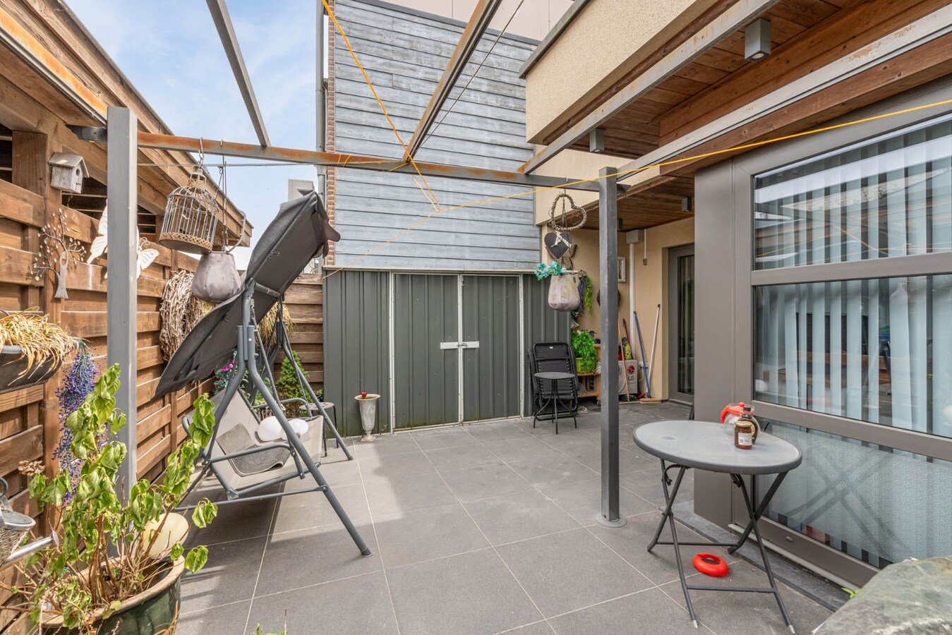 Gelijkvloers INVESTERINGSAPPARTEMENT vlakbij centrum met fraai terras en autostandplaats. 