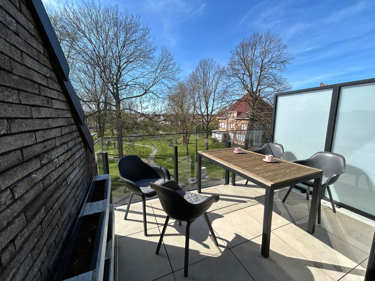 Lichtrijk 2-slaapkamerappartement met parkzicht, zonnig terras en ruime zolder en EPC A! 