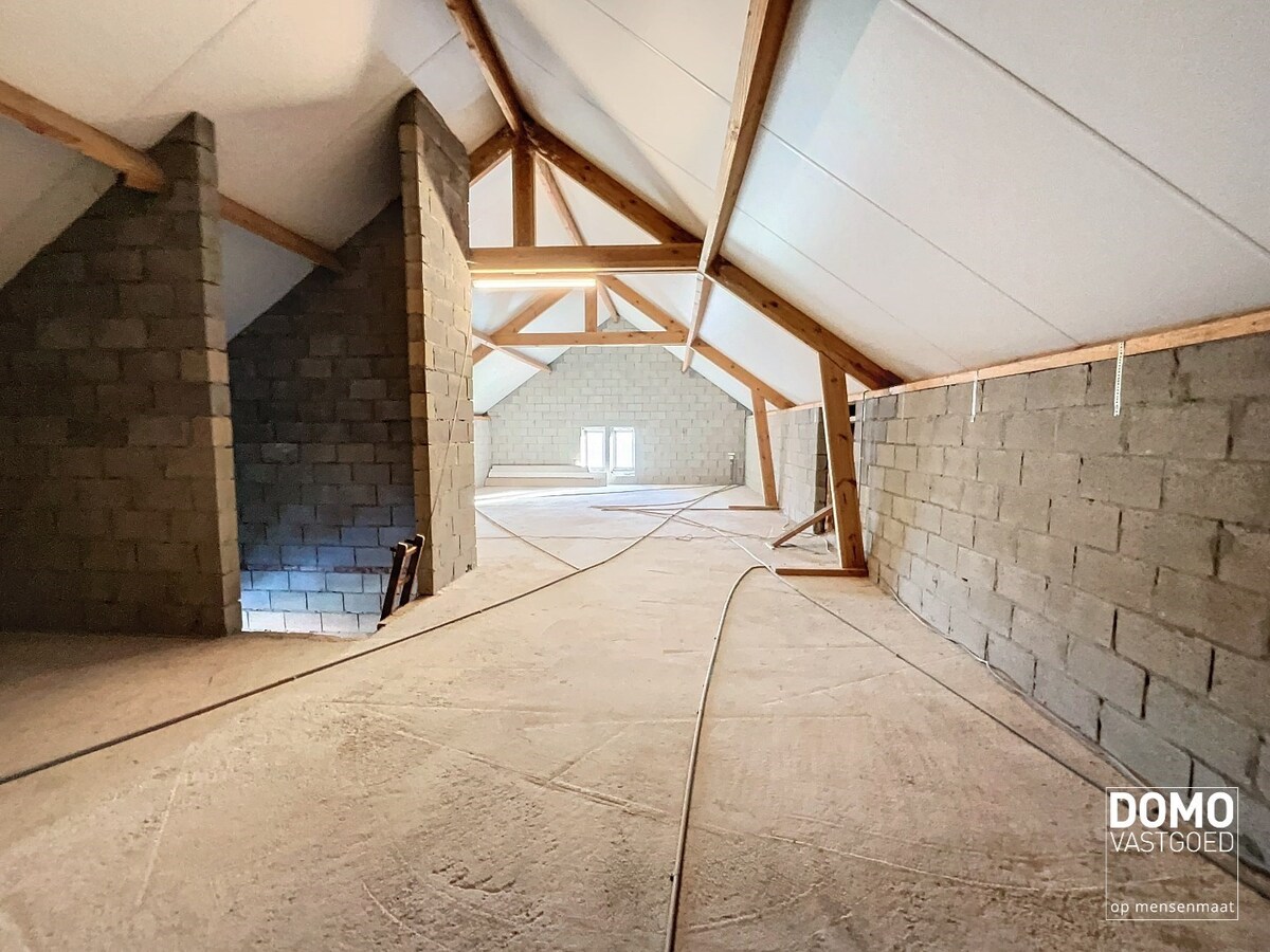 UNIEK pand met tal van mogelijkheden, gunstig gelegen te Kermt. 