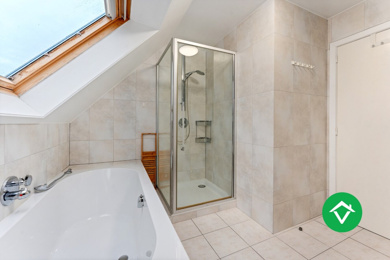 Instapklaar appartement met 3 slaapkamers en autostandplaats te Brugge 