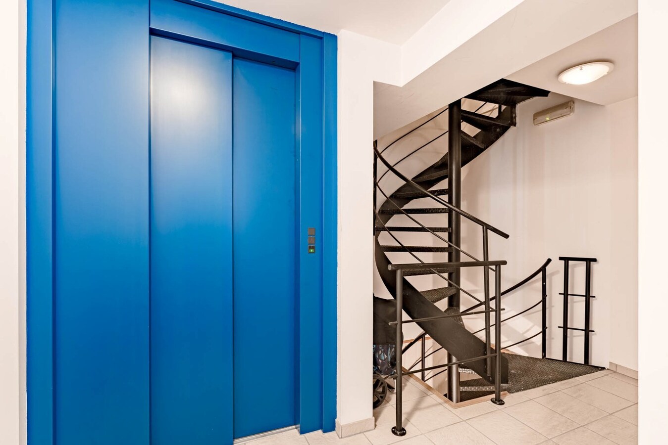 Comfortabel appartement op de 2de verdieping van een kleinschalige residentie op een steenworp van de historische markt! 