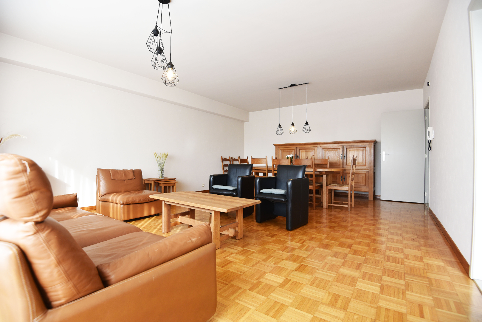 Gerenoveerd appartement met 2 slpks en autostaanplaats te Eeklo 