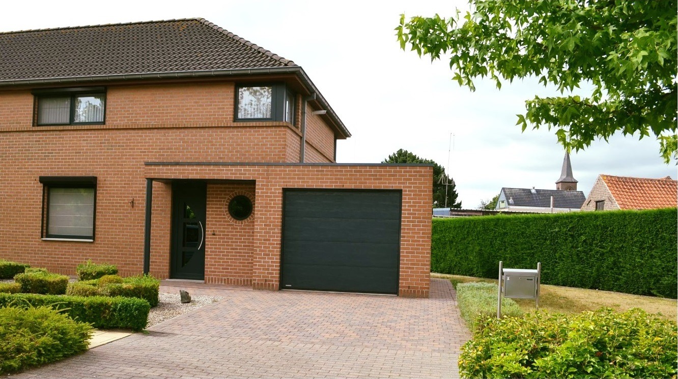 Halfopen bebouwing op 530m² met 3 slpks, garage, tuin en tuinhuis te Maldegem 