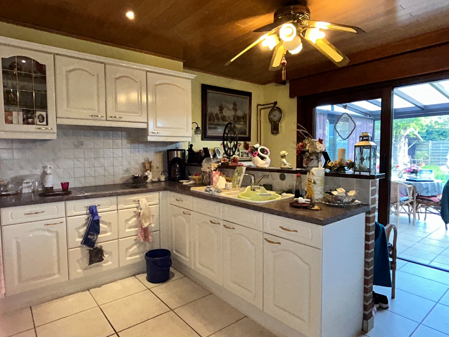 Degelijke alleenstaande woning met twee garages en tuin op 788m² 