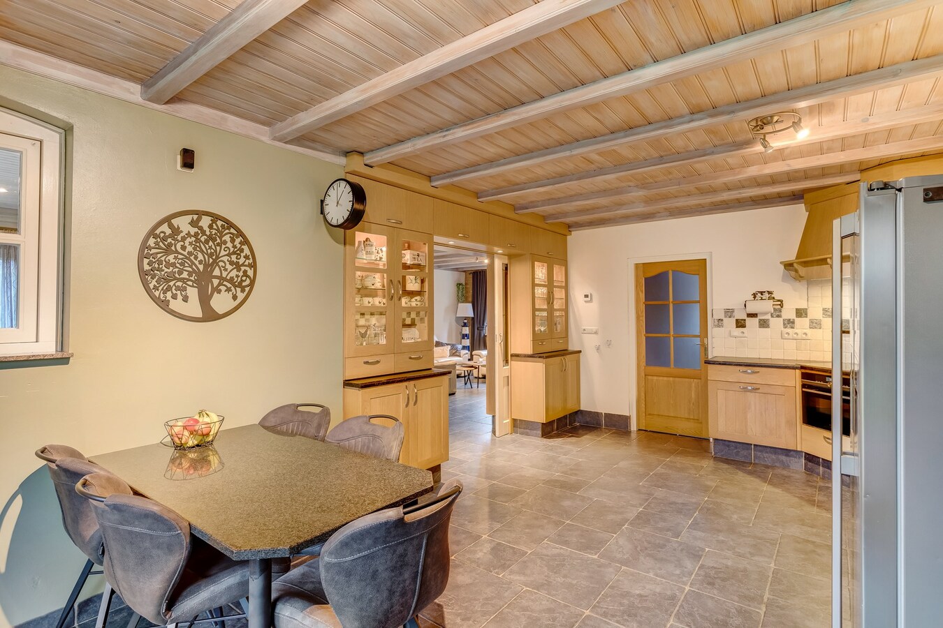 Vrijstaande woning met inpandige garage gelegen op een perceel van 784 m2 te Arendonk. 