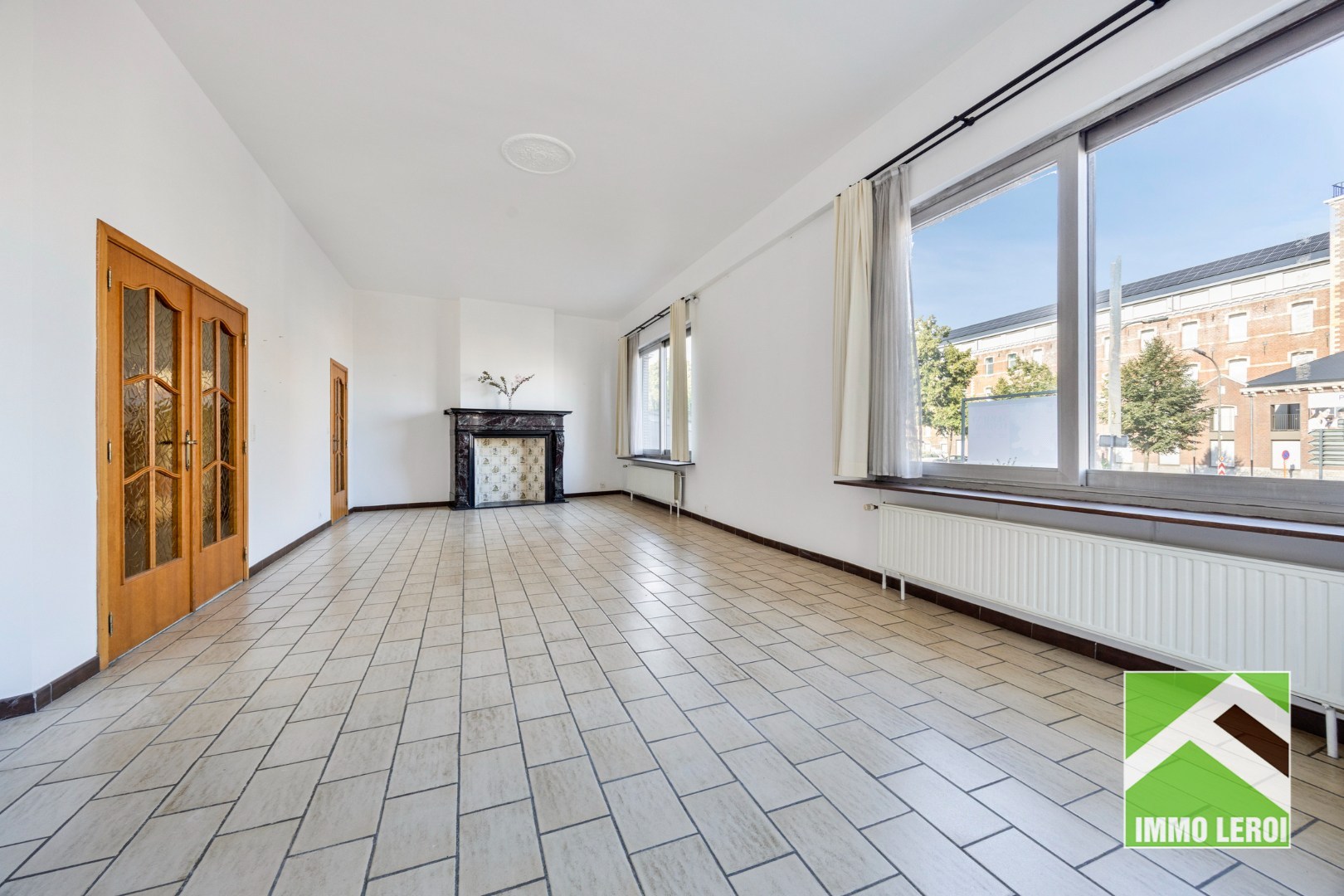 Woonkamer met marmeren sierschouw