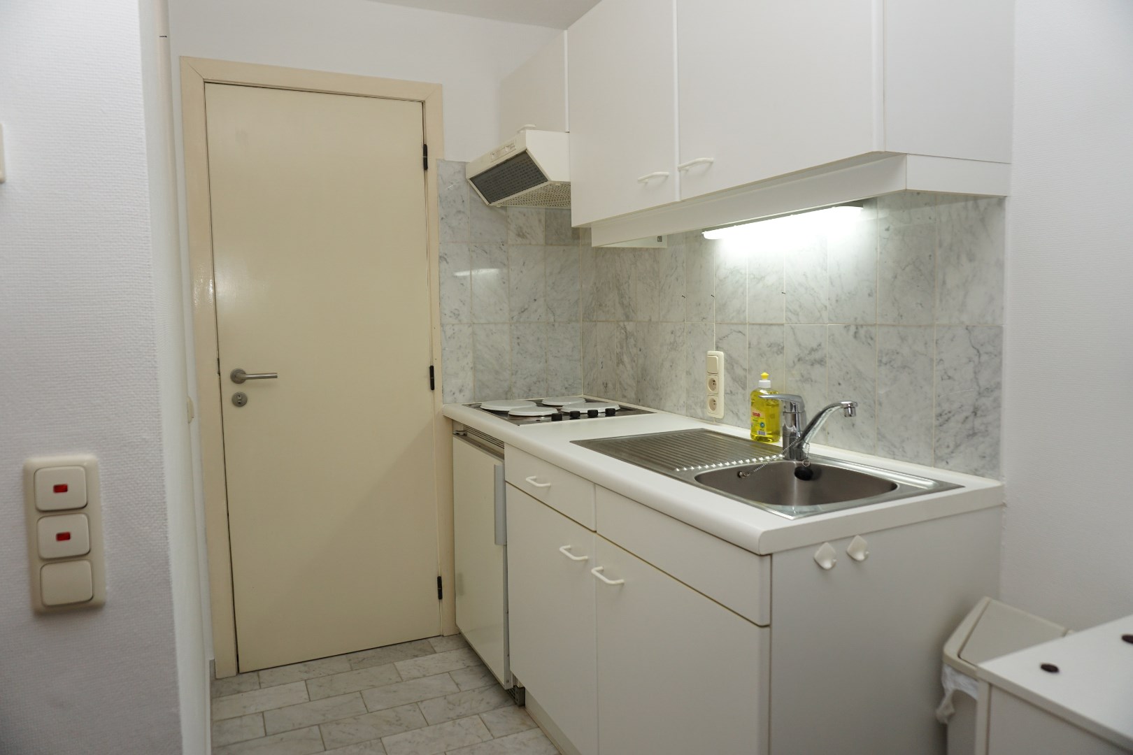 GEMEUBELDE STUDIO MET ZIJDELINGS ZEEZICHT IN CENTRUM OOSTENDE 