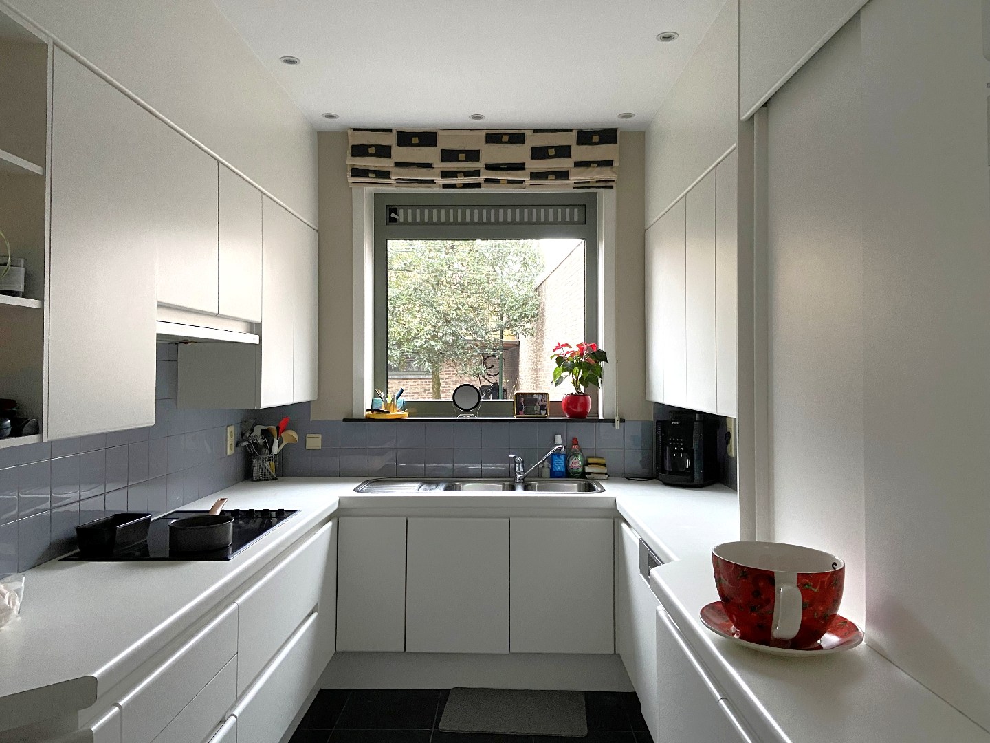 Multifunctioneel handelspand met luxueuze woonst op centrumligging in Sint-Eloois-Vijve! 