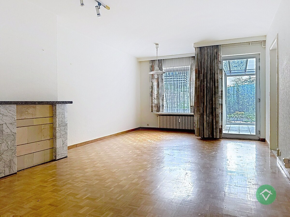 Gelijkvloers appartement met autostandplaats en garage te Roeselare 