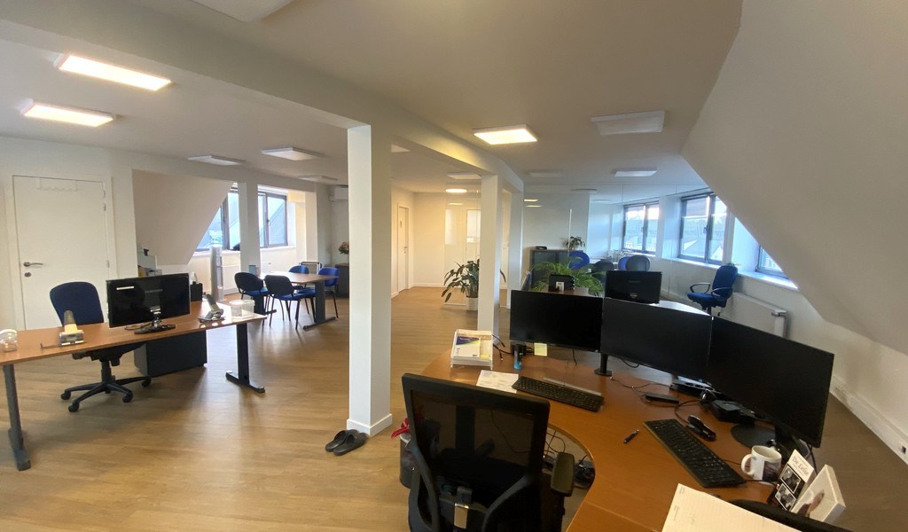Instapklare kantoorruimte te huur vlakbij R4 in Gent