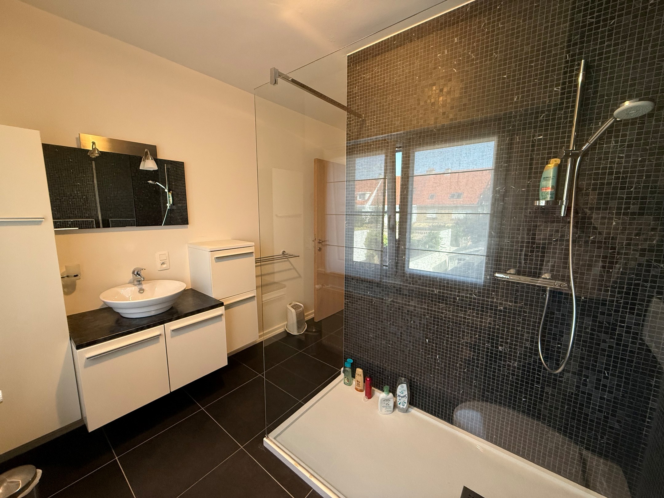 Non meublé - Maison bien entretenue avec trois chambres située dans le vieux Knokke, à distance de marche du centre commercial de Knokke et du Zoute. 