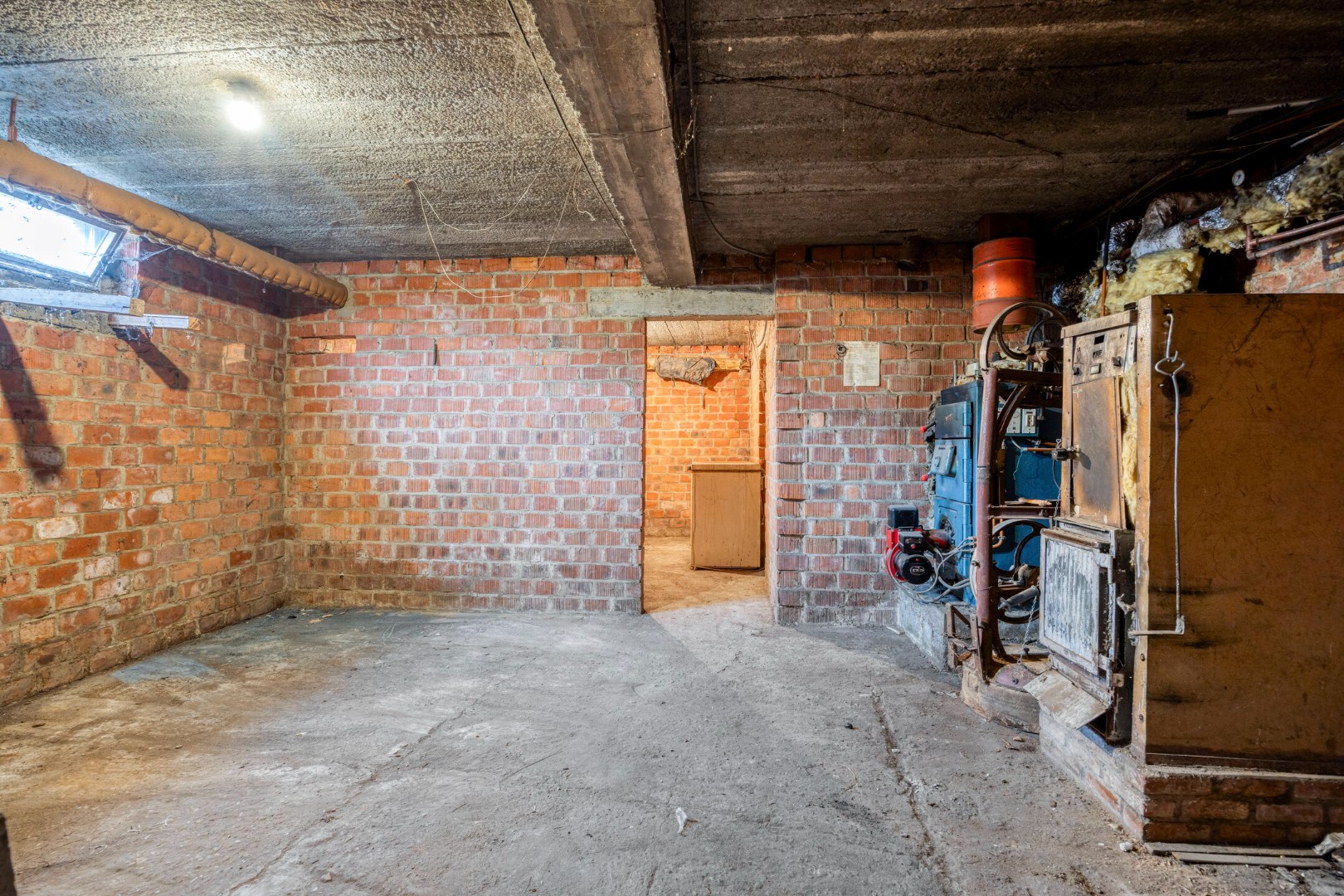 Open bebouwing met 3 slaapkamers, ruime garage op een perceel van 9a 62ca– EPC 596 kWh/m² - bewoonbare opp. 218 m² 