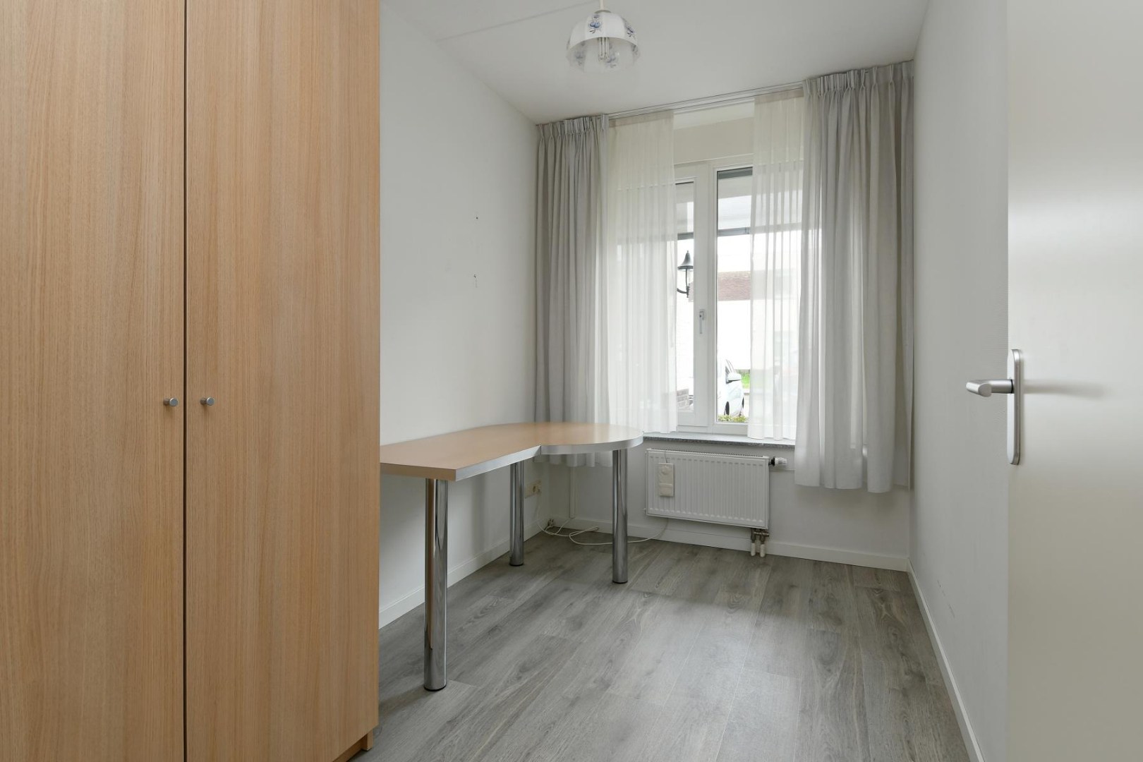 Goed onderhouden appartement op de begane grond met twee slaapkamers, terras, aparte berging en eigen parkeerplaats gelegen nabij het centrum van Kessel. 