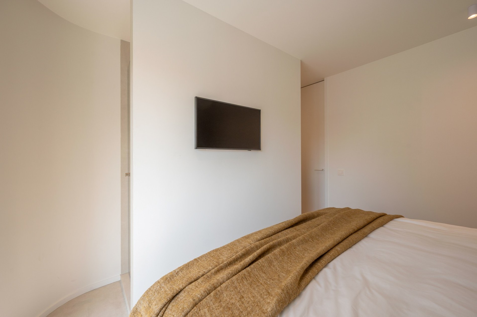Appartement exclusivement rénové avec 3 chambres à vendre près de la plage d'Albert et de la place de la Lumière. 