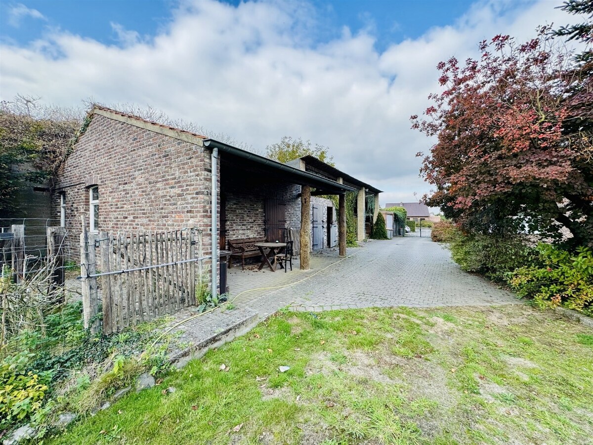 Unieke hoeve met woonst, 3 appartementen en paardenstallen op een ruim perceel van ca 1,2ha te Dilsen-Stokkem 