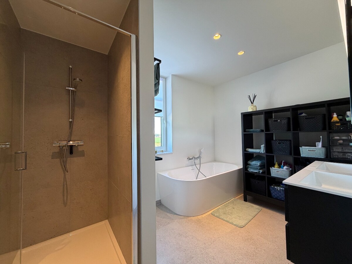 Volledig afgewerkte nieuwbouwwoning met 4 slaapkamers. 