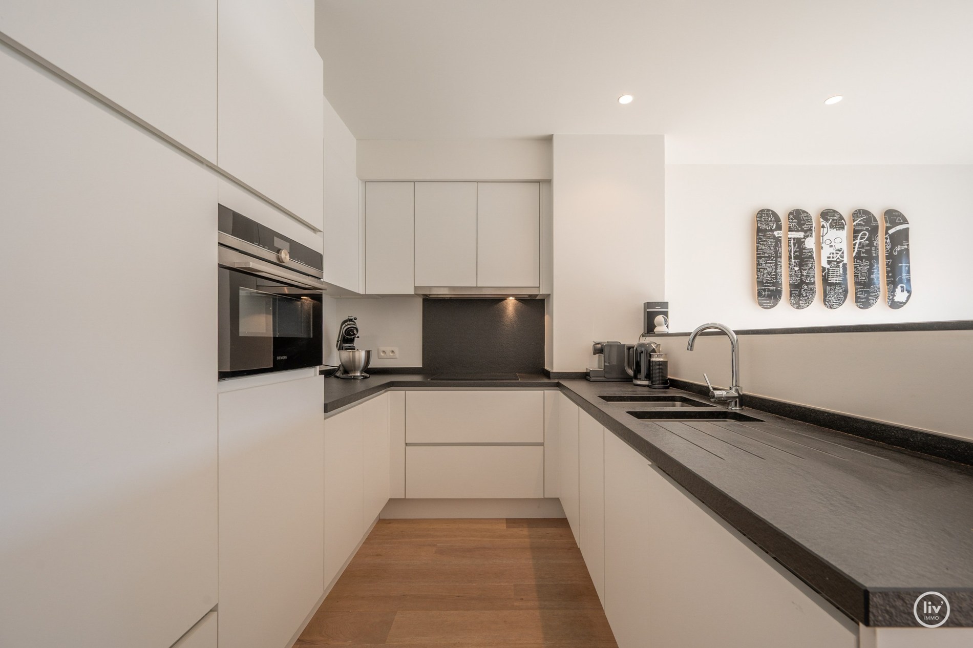Prachtig, ruim en récent (2015) appartement met 3 volwaardige slaapkamers en zonnig terras goed gelegen op de Leopoldlaan te Knokke. 