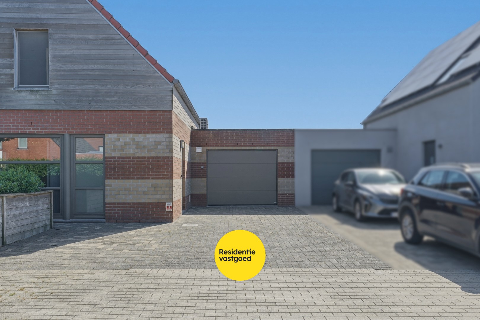 Instapklare halfopen bebouwing met 3 slaapkamers en zwembad 
