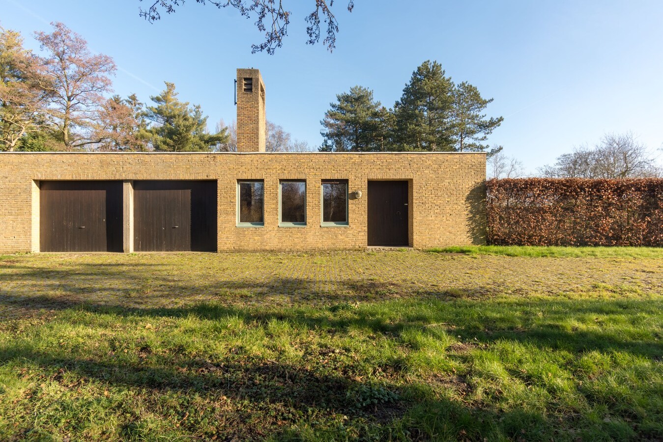 Modernistische villa op ruim perceel te Heusden 