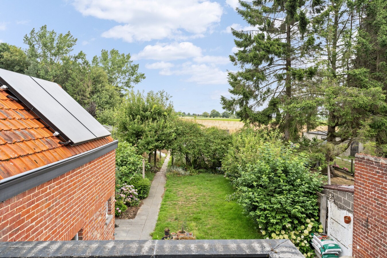 Verrassend ruime gezinswoning met garage op ruim perceel van 530m² 