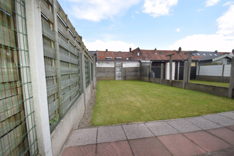 Grondig op te knappen woning met tuin, op toffe ligging. 