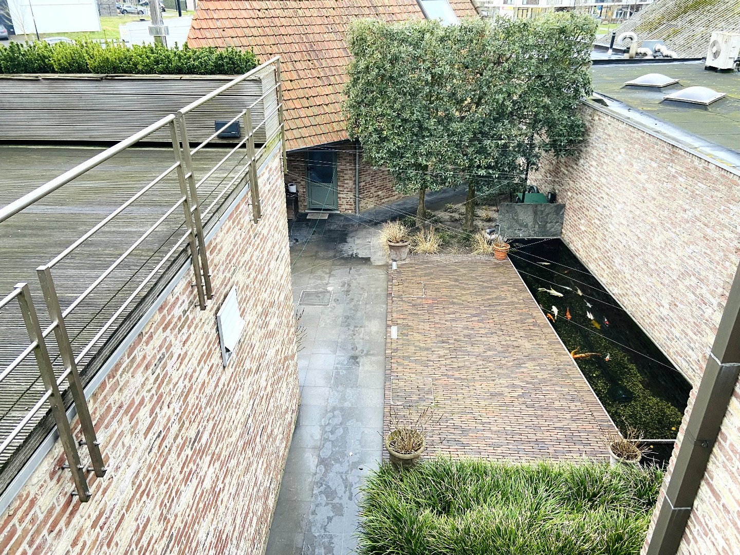 Volledig uitgeruste slagerij met luxueuze woonst op centrumligging in Sint-Eloois-Vijve! 