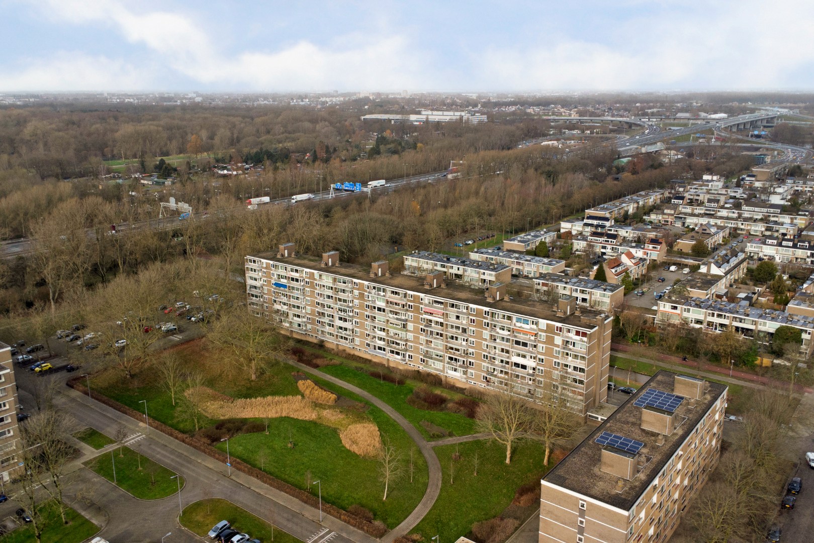 4-kamer appartement op de 6e verdieping met keurige keuken en badkamer, 2 balkons, berging in de onderbouw en gelegen op eigen grond! 