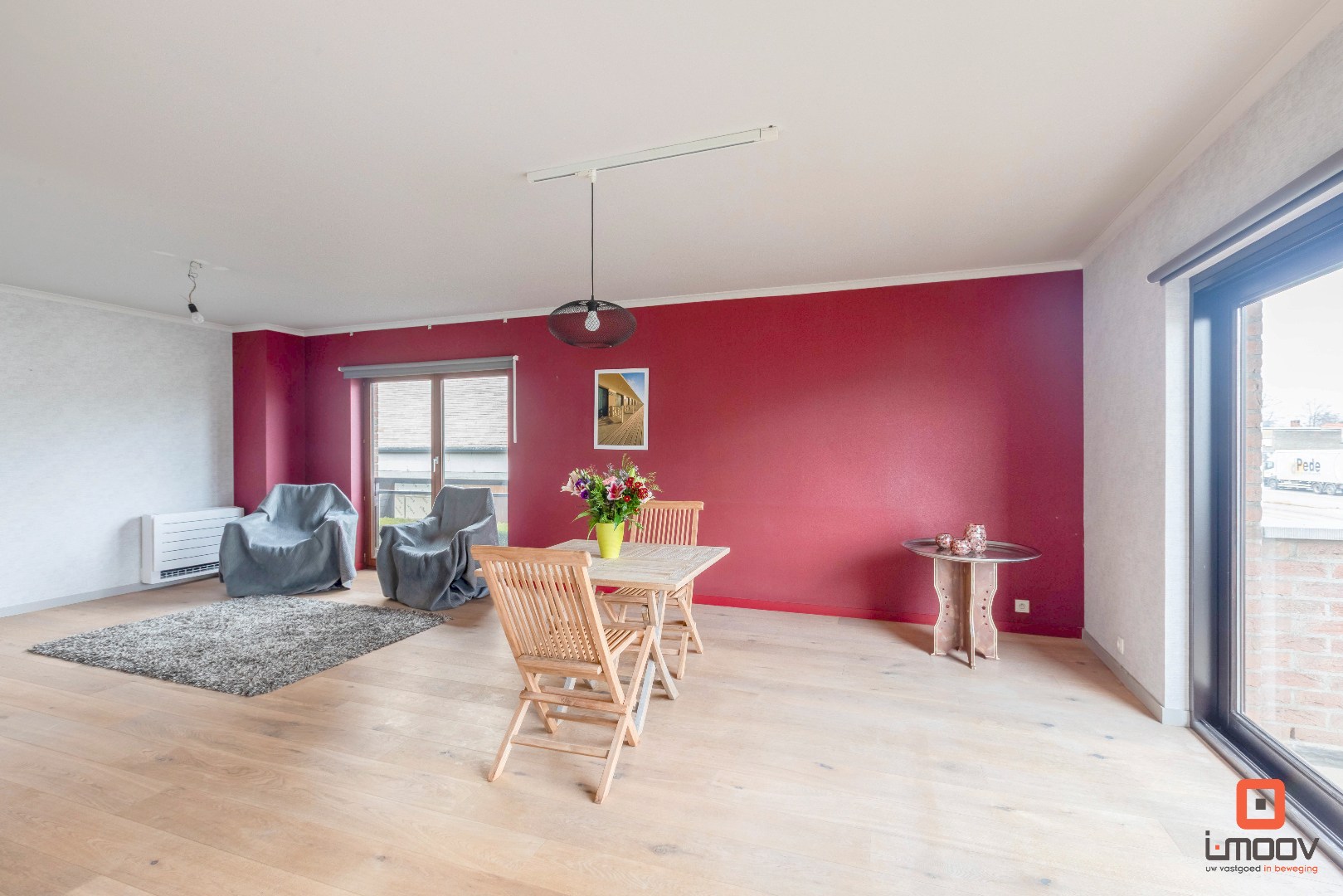 Instapklaar twee-slaapkamerappartement met zonnig terras op sterke locatie in Gentbrugge 