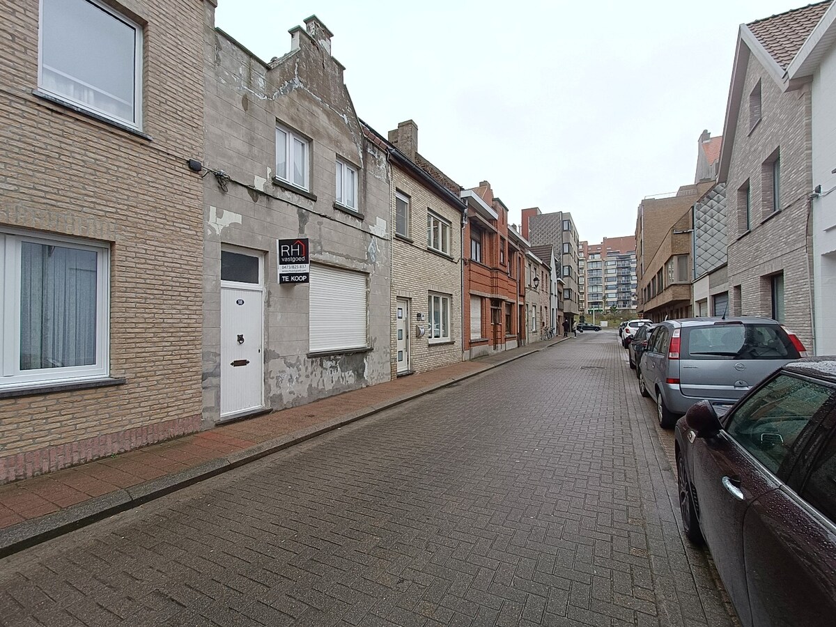 Te renoveren/te slopen gezinswoning in Heist 