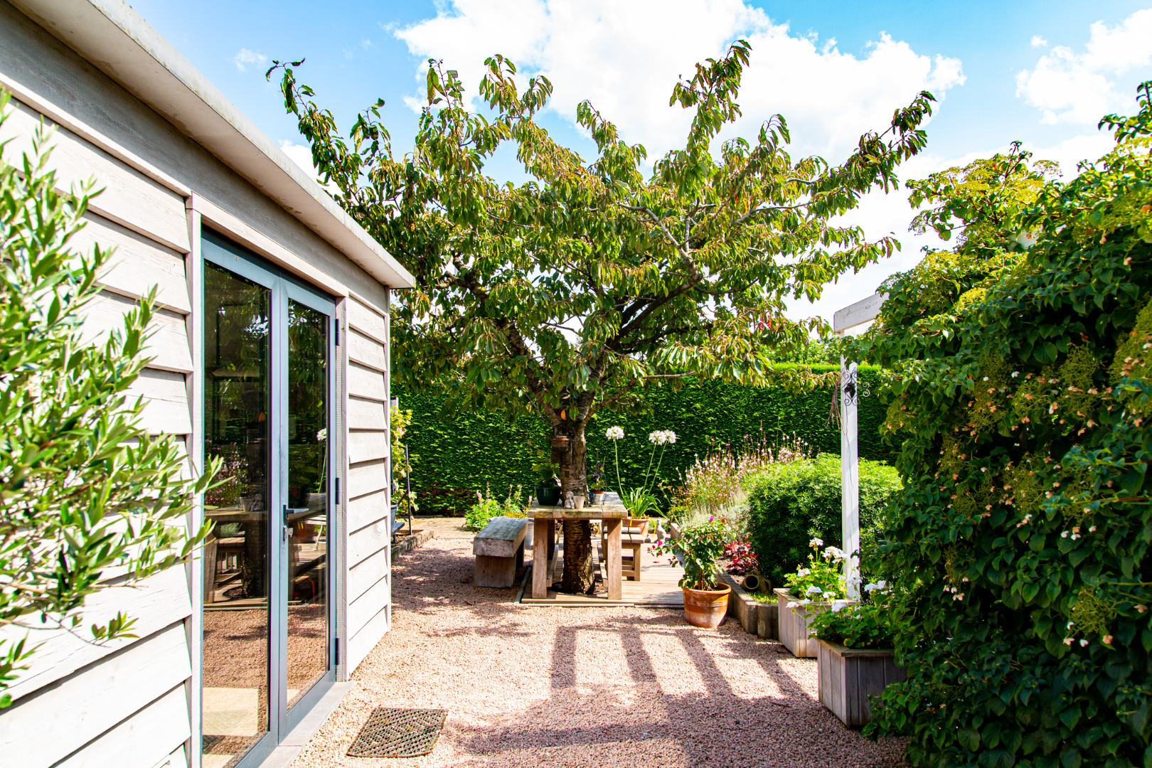 Eigentijdse woning met 3 slpks en prachtig aangelegde tuin 