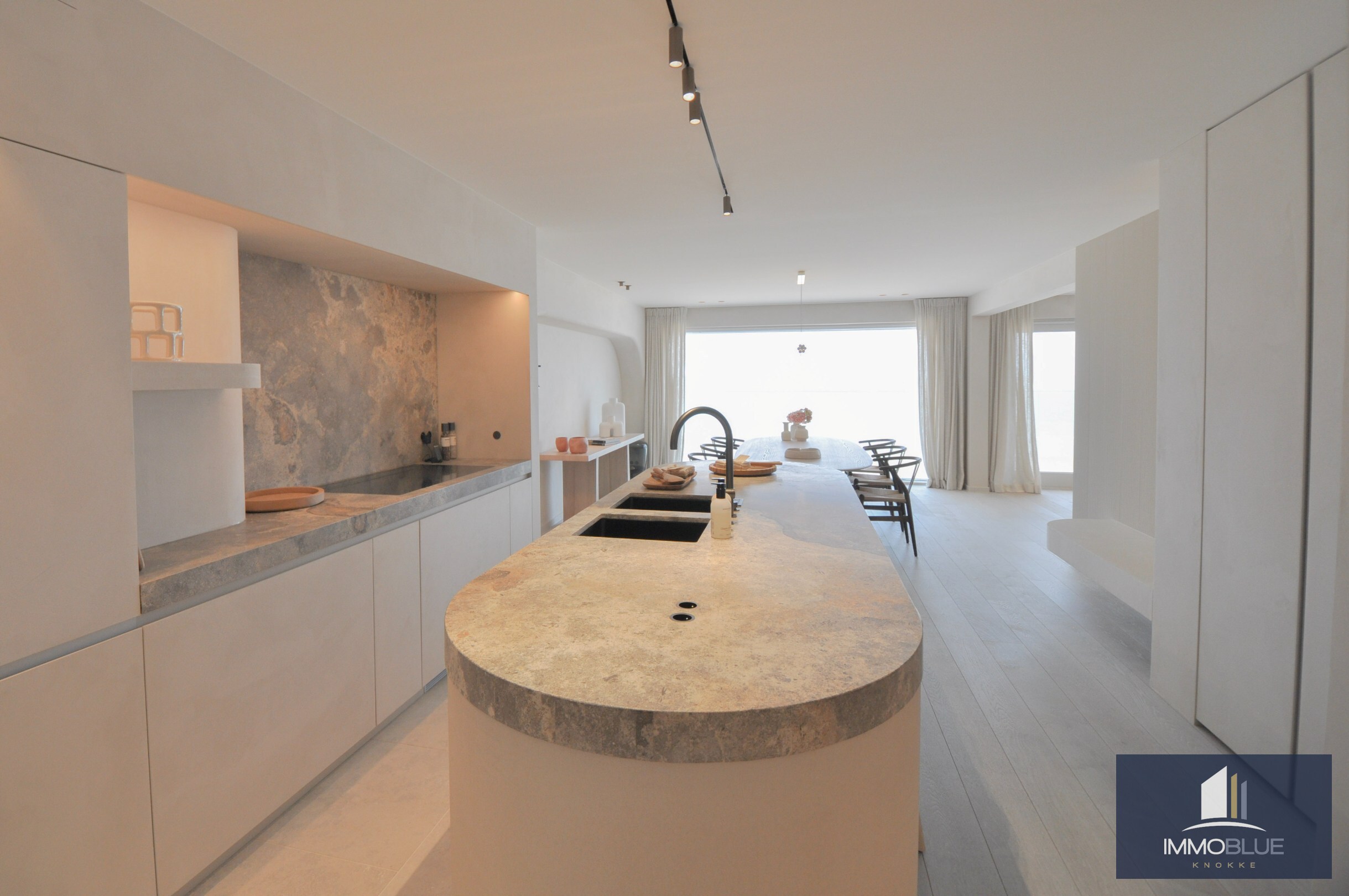 Appartement exceptionnel avec vue frontale sur la mer et une façade d’environ 11,5 mètres, situé au Zoute. 