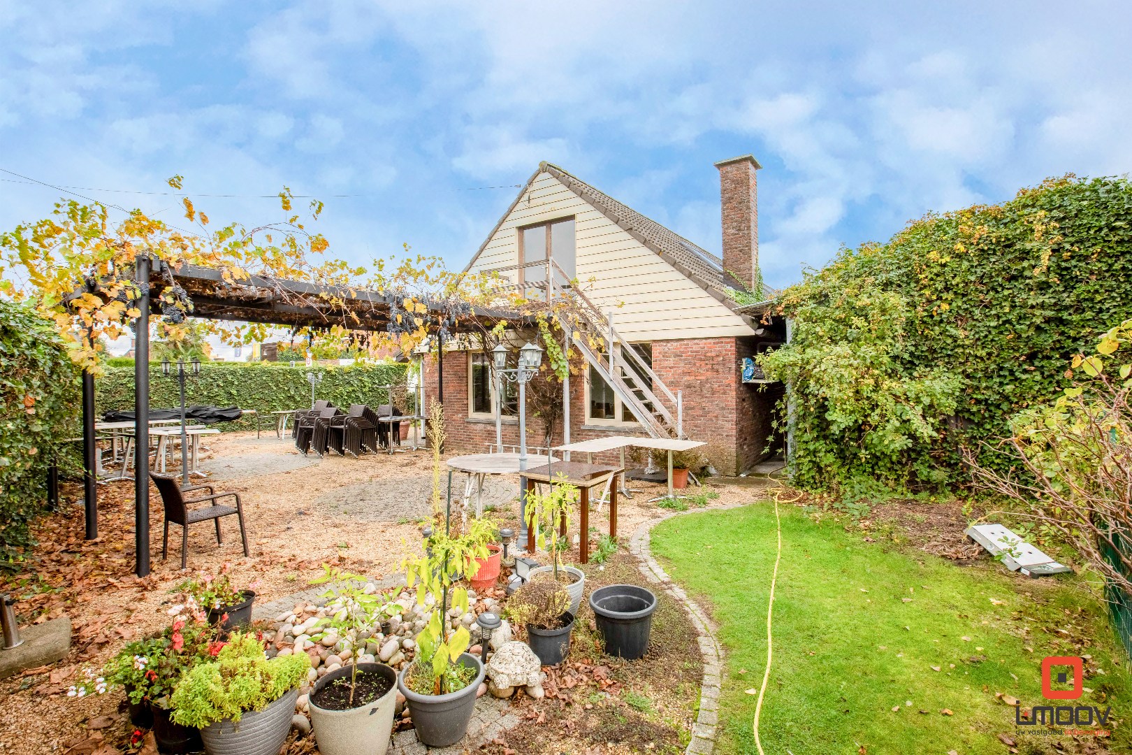 Ruim handelspand met appartement en tal van mogelijkheden in Hijfte (Lochristi) 