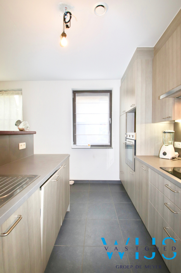 Gelijkvloers éénslaapkamer appartement met garage &amp; terras in het landelijke Oosteeklo ! 