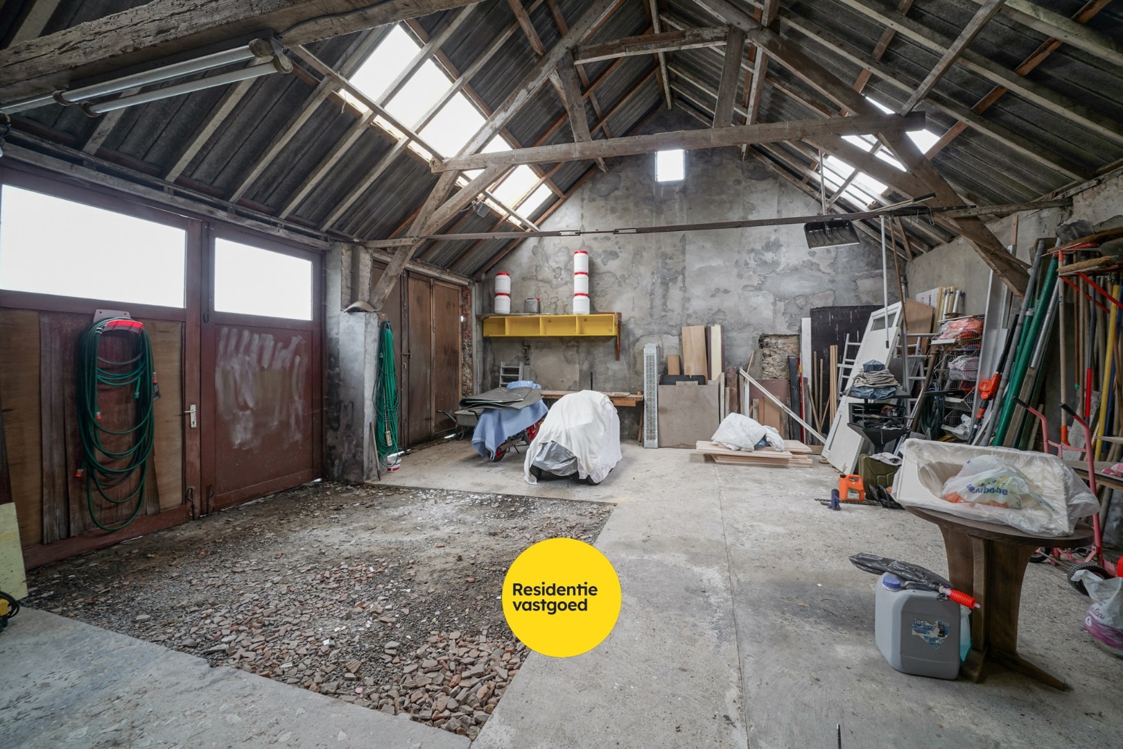 Alleenstaande woning op ruim perceel met vernieuwd woongedeelte en loods (80 m²) 