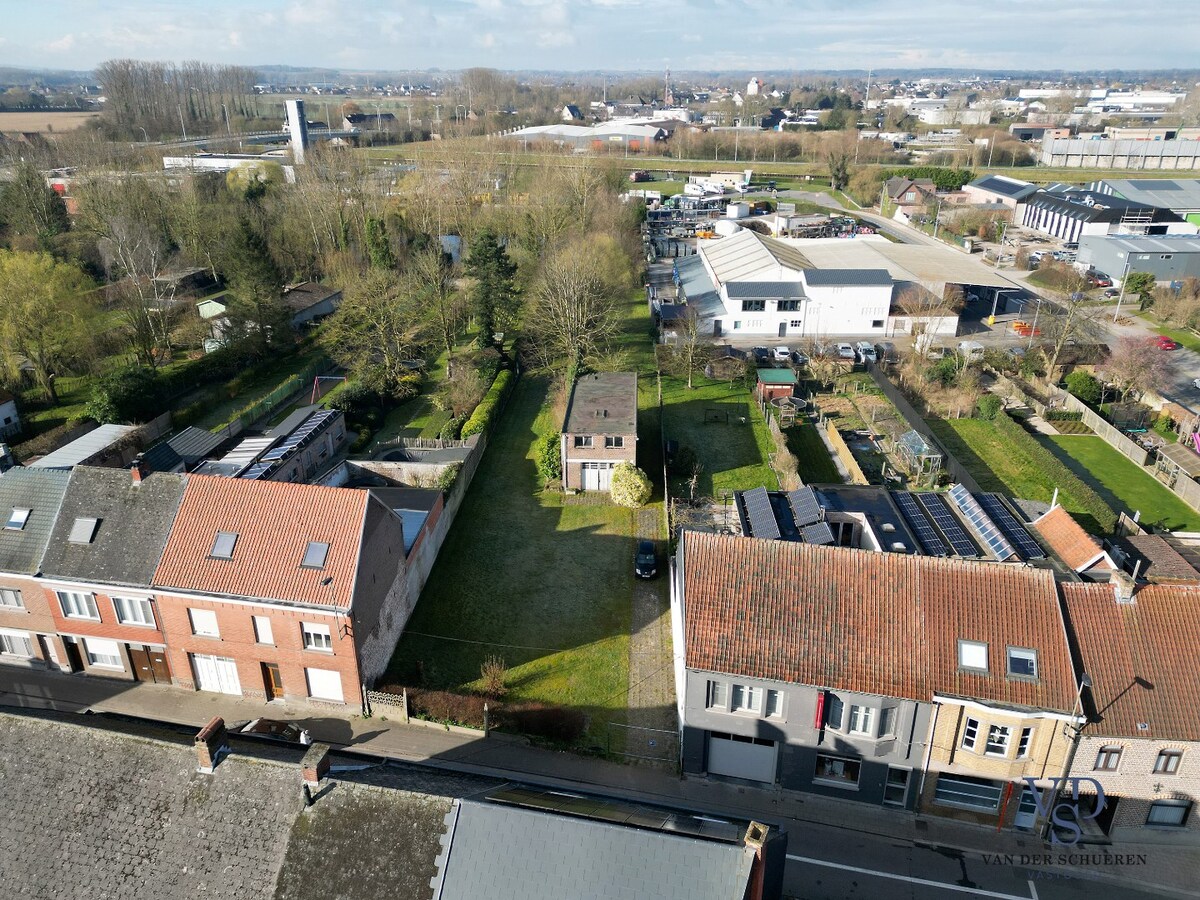 Bijgebouw met bouwgrond 