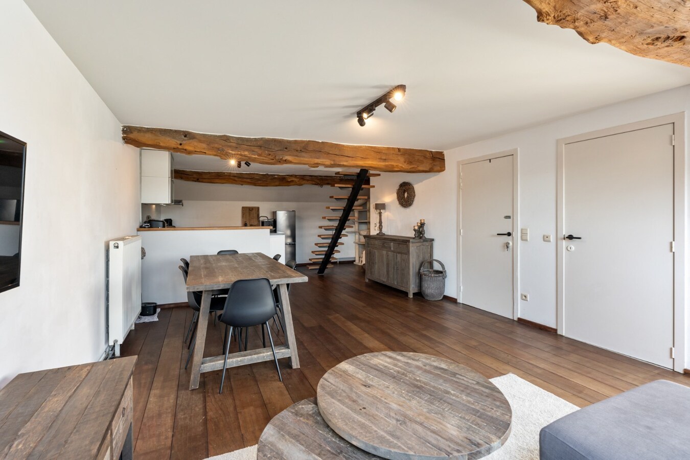 Comfortabel duplex appartement op de 3de en 4de verdieping van een kleinschalige residentie op een steenworp van de historische markt! 