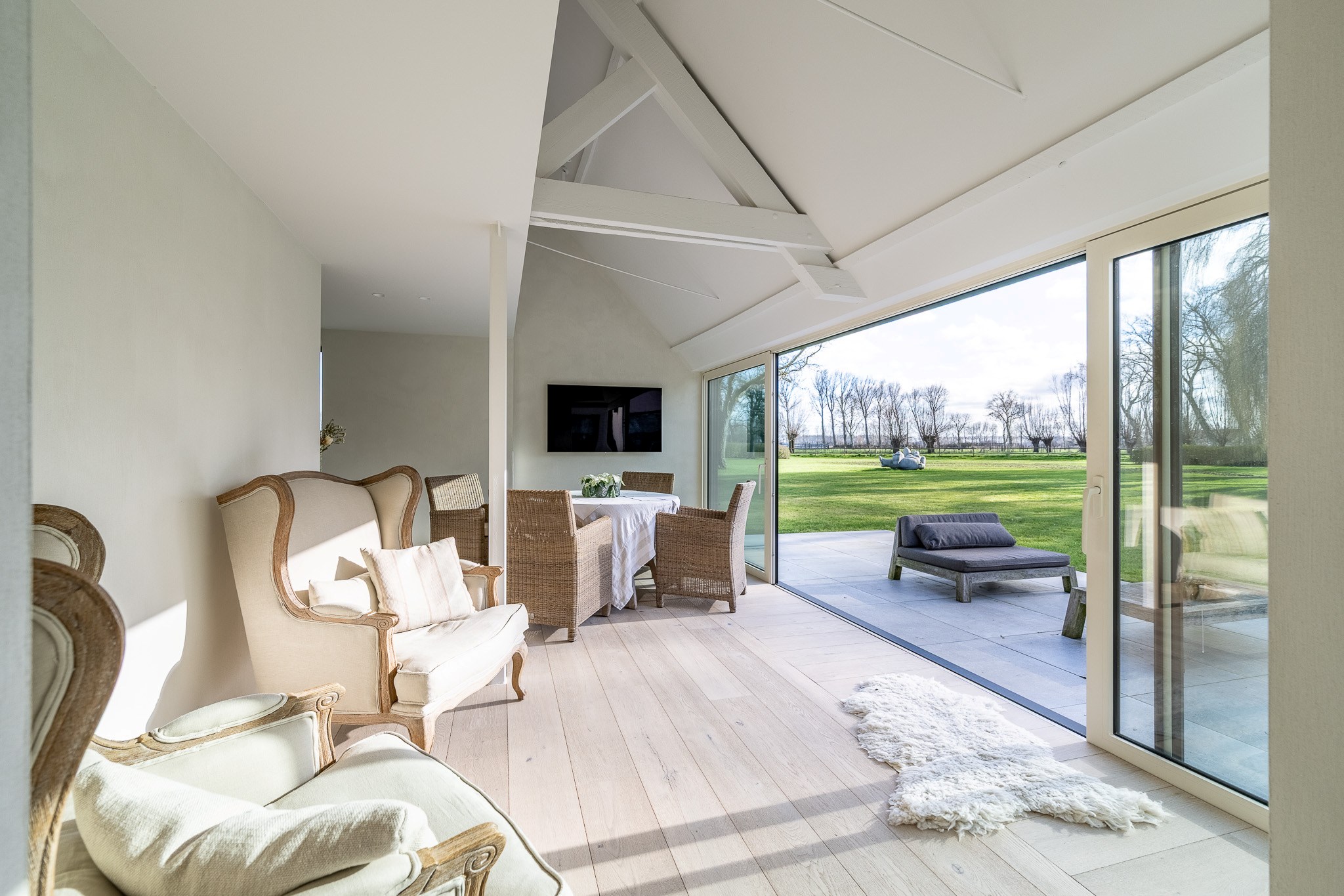 Uitzonderlijk gerenoveerde Hoeve met bijhuis op een domein van 1,5 hectare 