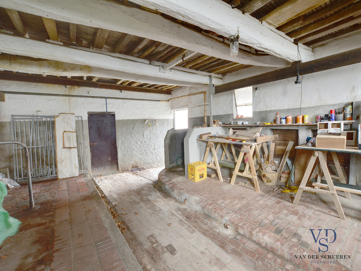 Stevige woning met karaktervolle stallingen in hartje Dikkelvenne. 