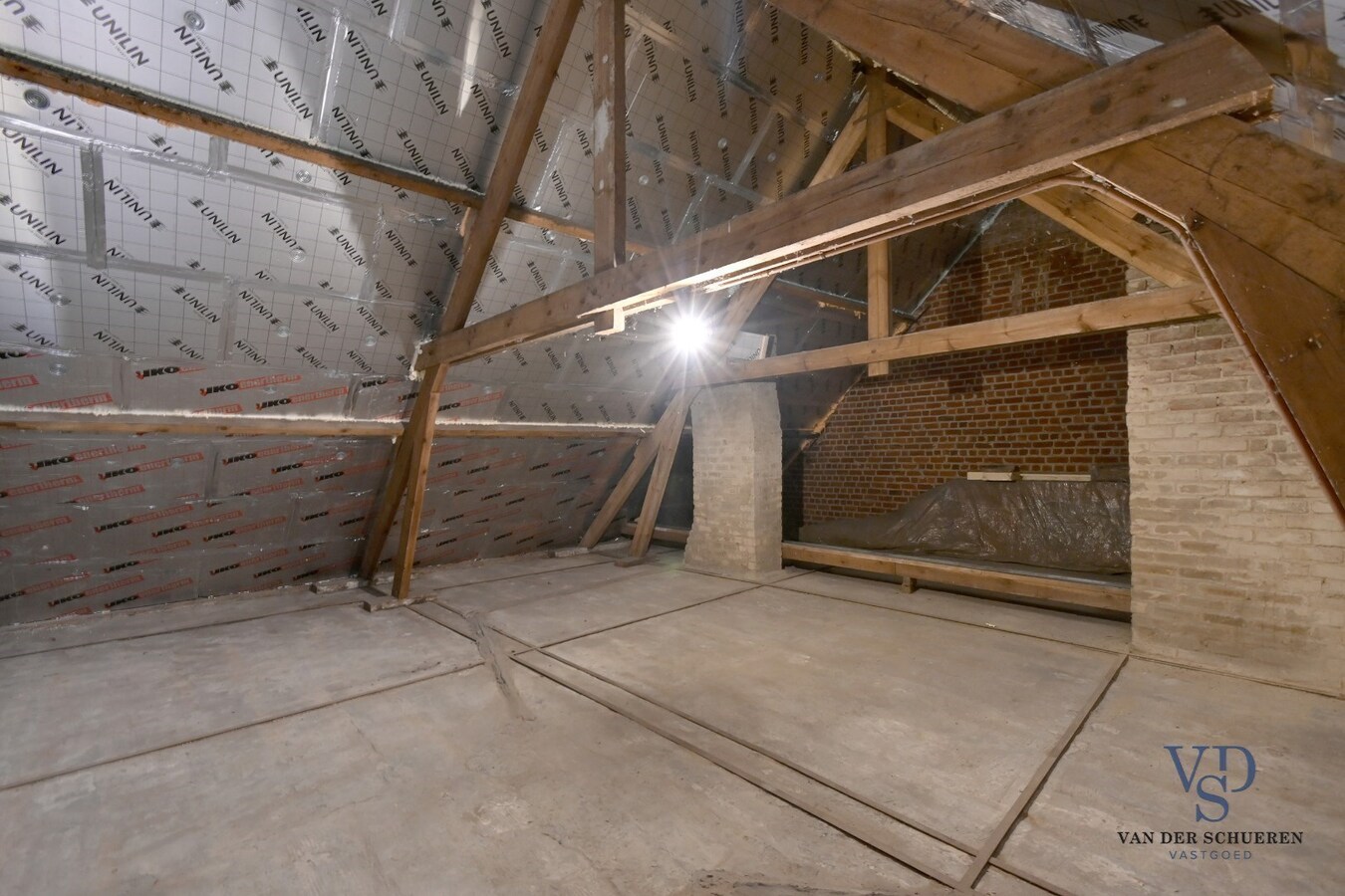 Degelijke, ruime woning (op te frissen). 