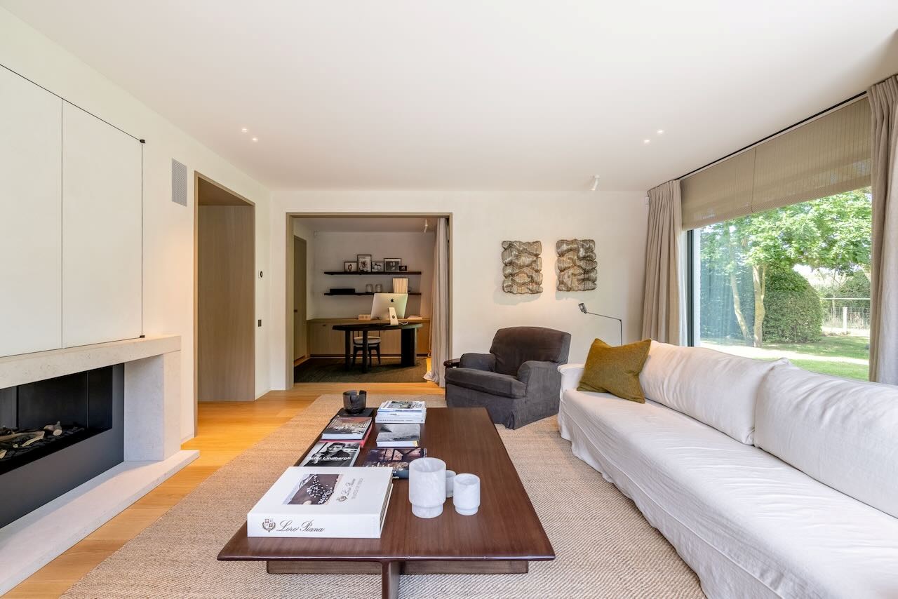 Magnifique villa récente de style contemporain allie une finition intemporelle à un emplacement unique et une vue imprenable sur le Zwin. 